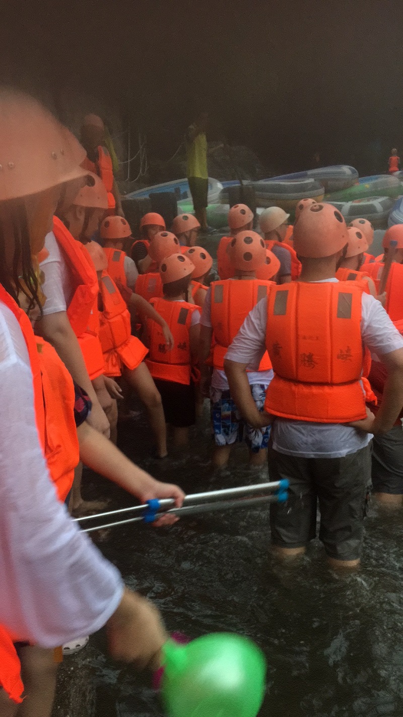 嬉戲在清洌涼爽的山水之間 嬉戲在清洌涼爽的山水之間